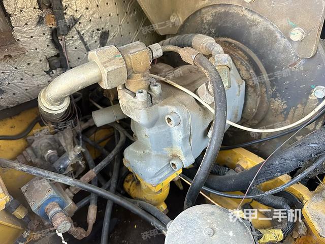 液压泵舱室正面整体（整机外观）