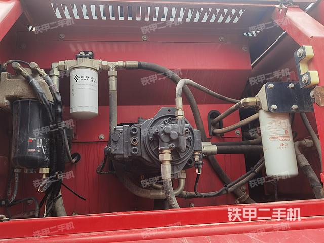 液壓泵艙室正面整體(整機(jī)外觀) 液壓泵艙室正面整體(整機(jī)外觀)
