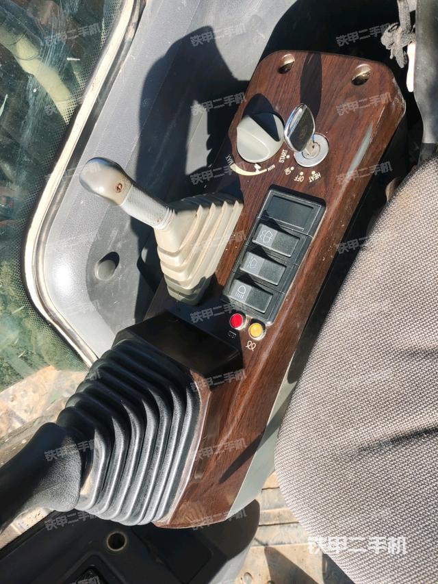 座椅右側(cè)控制臺(tái)/鑰匙門/油門/含右手柄（駕駛室部分）