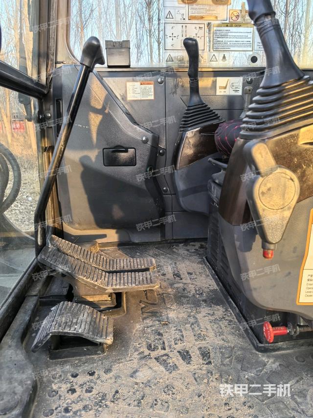 駕駛室頂部（整機外觀）