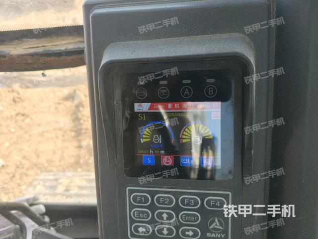 行走控制手柄和踏板?俯拍(駕駛室部分) 行走控制手柄和踏板?俯拍(駕駛室部分)