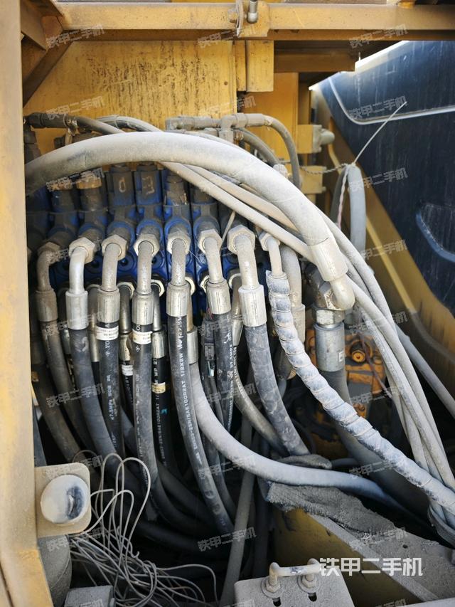 回轉(zhuǎn)馬達(dá)和主控閥（整機(jī)外觀）