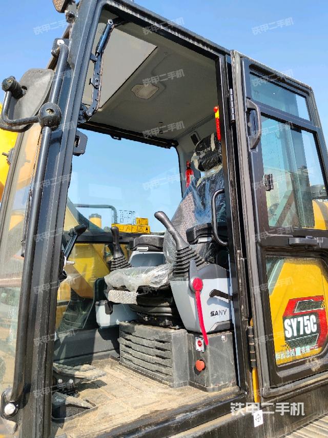 顶棚整体(驾驶室部分) 顶棚整体(驾驶室部分)