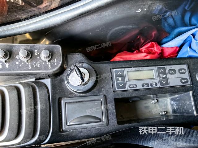 座椅右側(cè)控制臺/鑰匙門/油門/含右手柄(駕駛室部分) 座椅右側(cè)控制臺/鑰匙門/油門/含右手柄(駕駛室部分)
