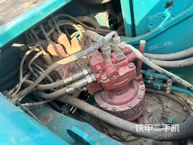 回轉(zhuǎn)馬達(dá)和主控閥（整機(jī)外觀）