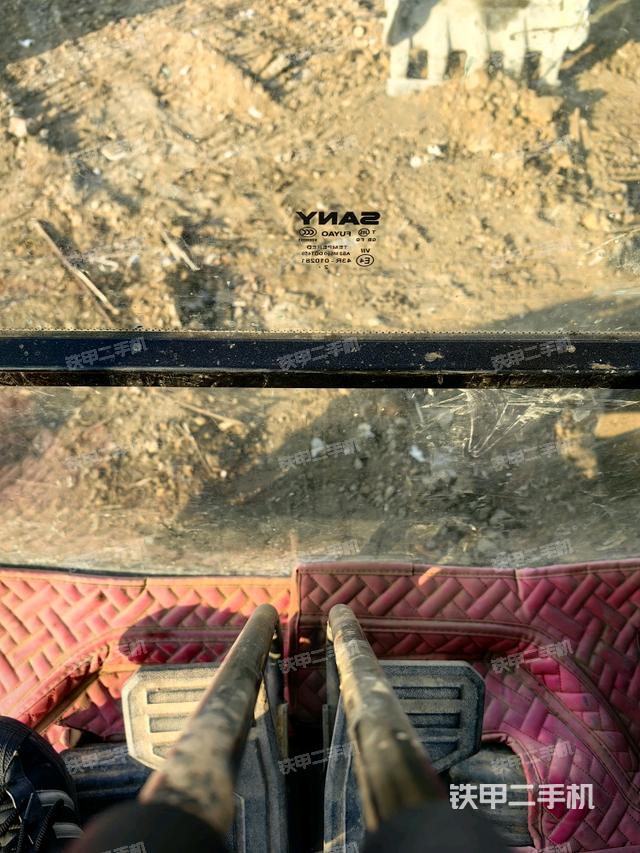 行走控制手柄和踏板?俯拍（駕駛室部分）