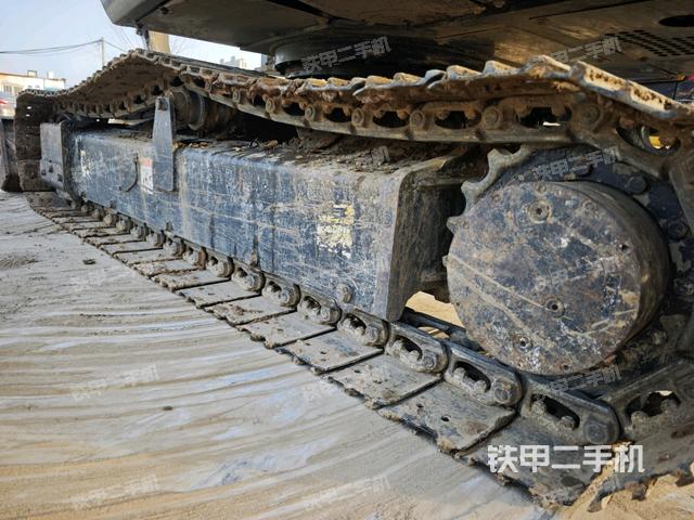 單側(cè)履帶整體(整機(jī)外觀) 單側(cè)履帶整體(整機(jī)外觀)