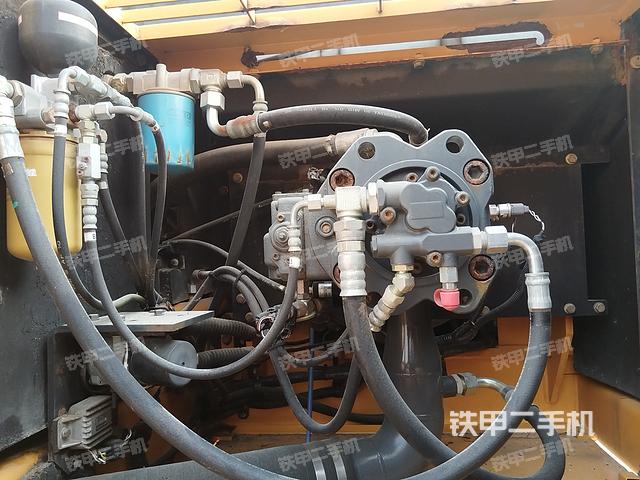 液压泵舱室正面整体（整机外观）