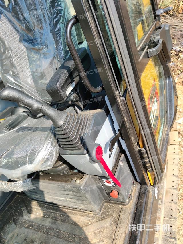 座椅左侧控制台/音响/含左手柄(驾驶室部分) 座椅左侧控制台/音响/含左手柄(驾驶室部分)