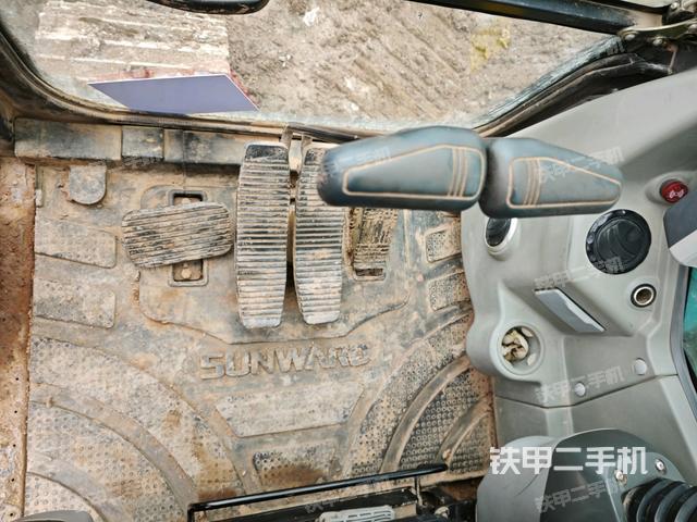 行走控制手柄和踏板?俯拍（駕駛室部分）