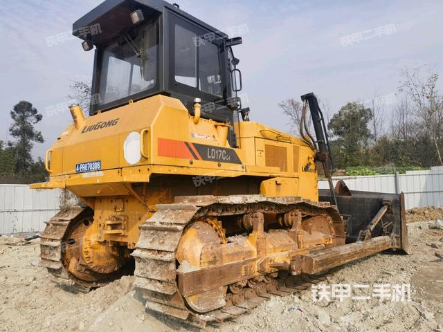 右后45°(推土機(jī)整車外觀) 右后45°(推土機(jī)整車外觀)