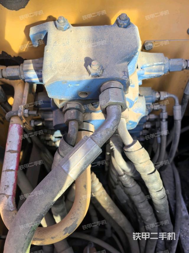 回轉(zhuǎn)馬達(dá)和主控閥（整機(jī)外觀）