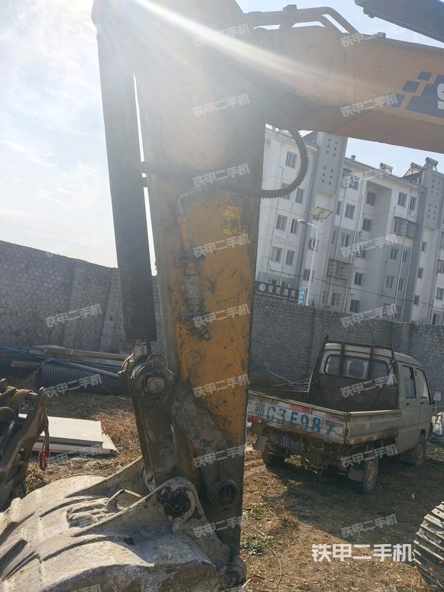 鏟斗右后整體(工作和回轉(zhuǎn)裝置) 鏟斗右后整體(工作和回轉(zhuǎn)裝置)