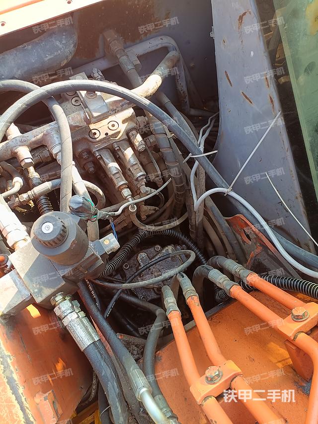 回转马达和主控阀（整机外观）