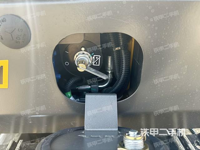 行走控制手柄和踏板?俯拍（駕駛室部分）