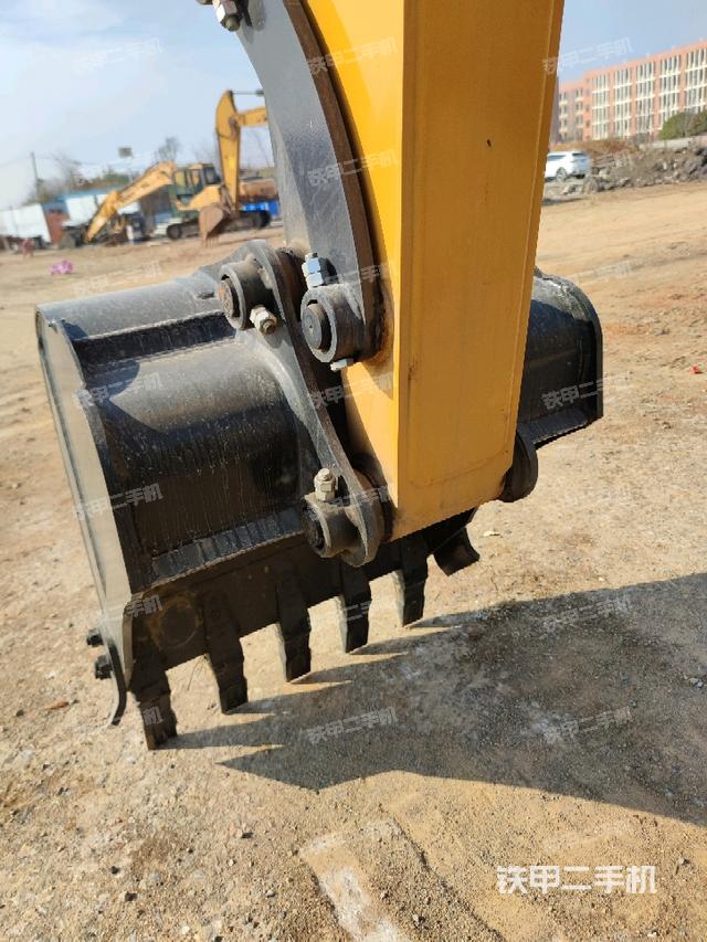 铲斗右后整体(工作和回转装置) 铲斗右后整体(工作和回转装置)