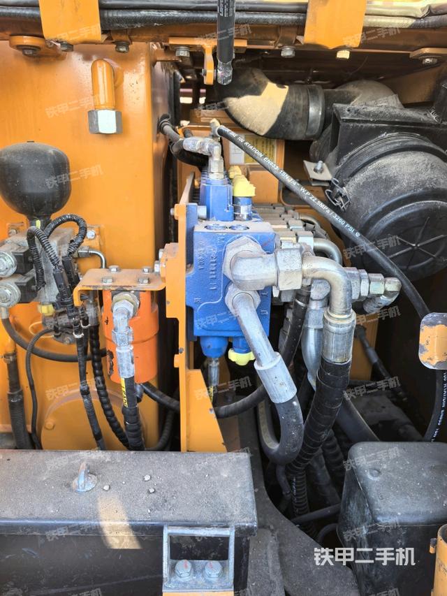 回轉(zhuǎn)馬達(dá)和主控閥（整機外觀）