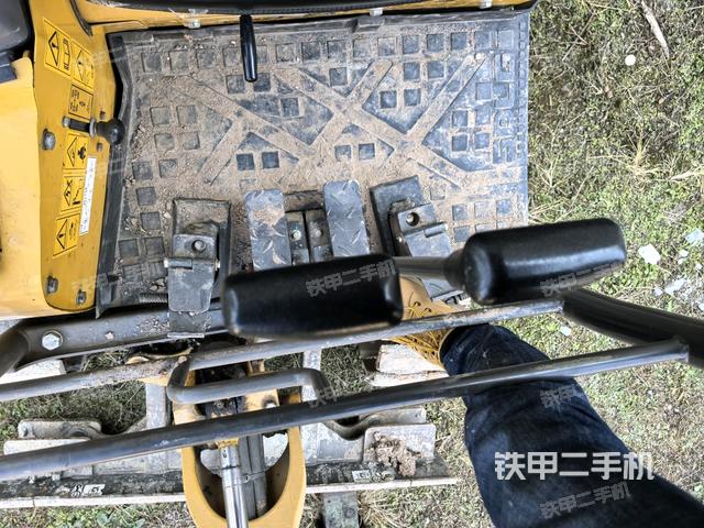 回轉(zhuǎn)馬達(dá)和主控閥（整機(jī)外觀）