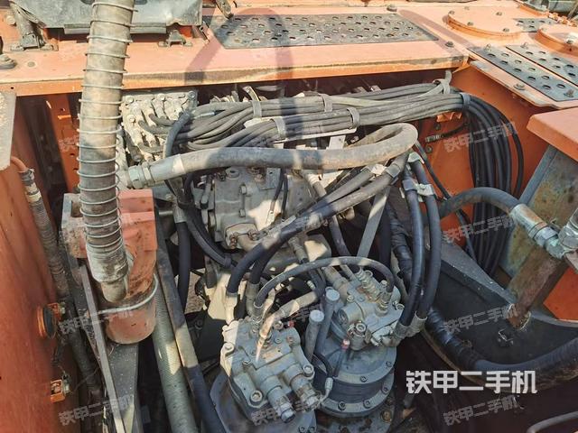 回转马达和主控阀（整机外观）