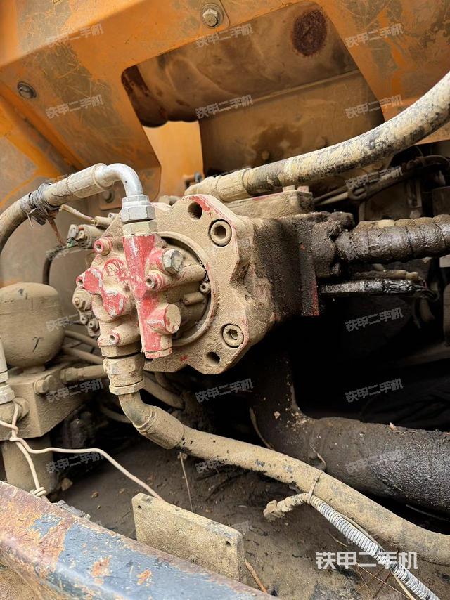 液压泵舱室正面整体（整机外观）