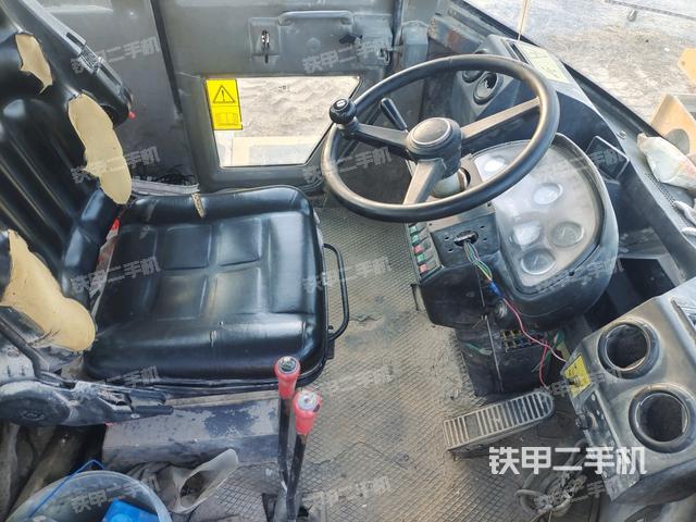 駕駛室內(nèi)部（駕駛室部分）