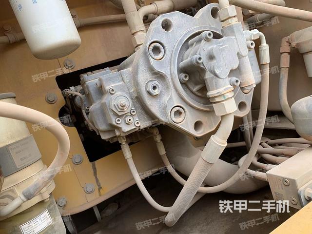 液壓泵艙室正面整體（整機外觀）