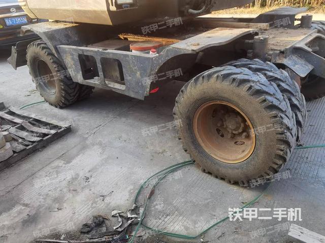 單側(cè)履帶整體(整機(jī)外觀) 單側(cè)履帶整體(整機(jī)外觀)