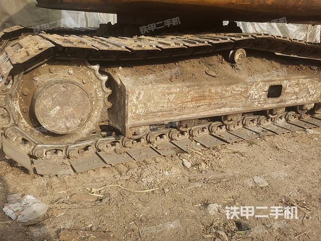 單側(cè)履帶整體(整機(jī)外觀) 單側(cè)履帶整體(整機(jī)外觀)