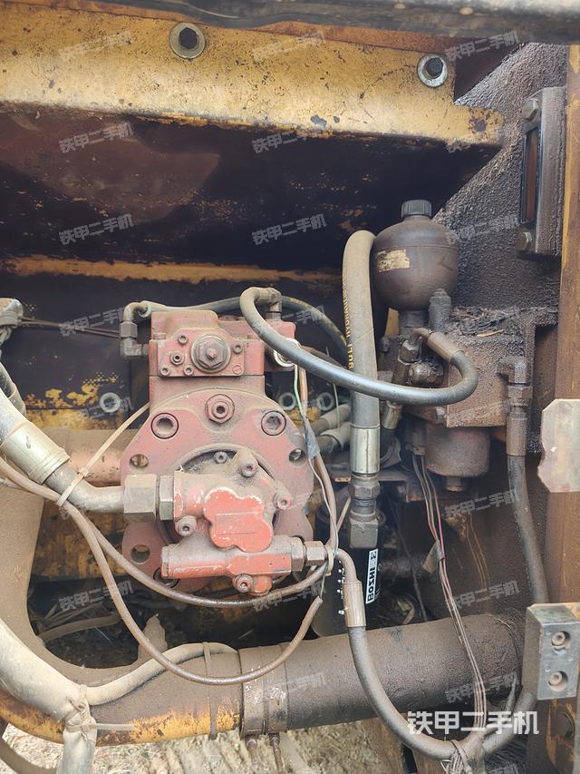 液压泵舱室正面整体（整机外观）