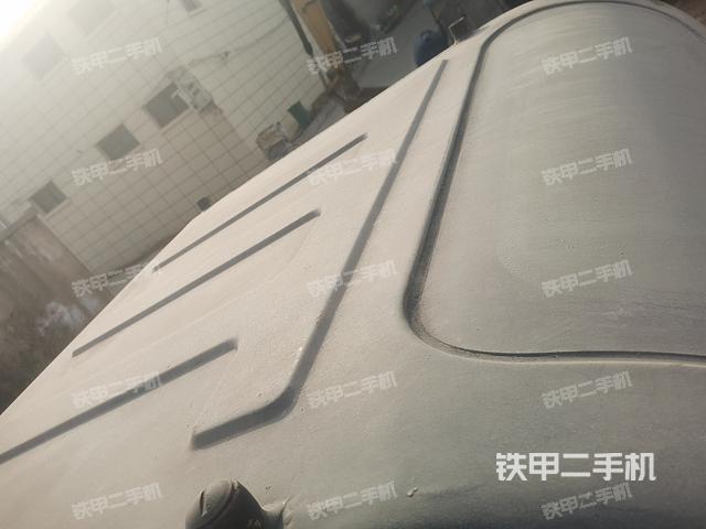 駕駛室頂部(整機(jī)外觀) 駕駛室頂部(整機(jī)外觀)