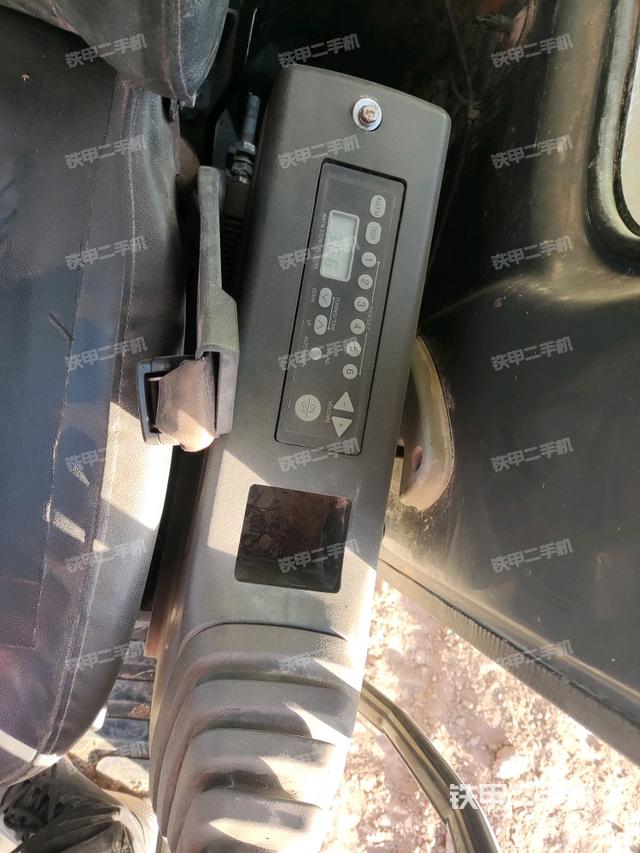 座椅左側(cè)控制臺/音響/含左手柄(駕駛室部分) 座椅左側(cè)控制臺/音響/含左手柄(駕駛室部分)