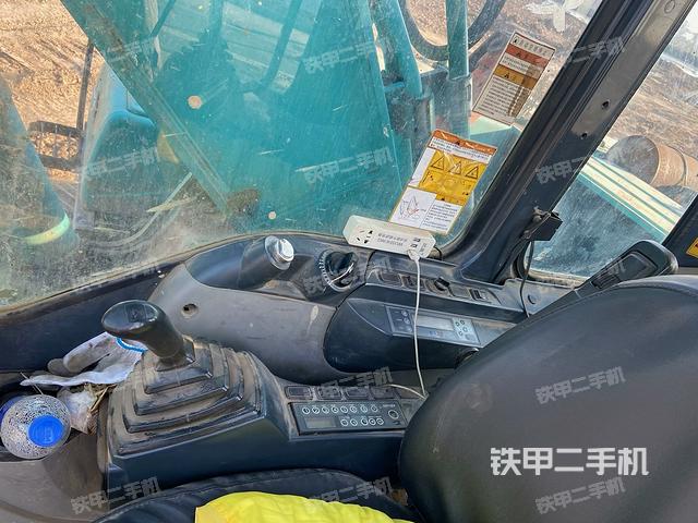 座椅右側控制臺/鑰匙門/油門/含右手柄(駕駛室部分) 座椅右側控制臺/鑰匙門/油門/含右手柄(駕駛室部分)