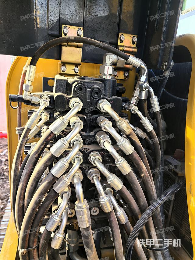 回转马达和主控阀（整机外观）