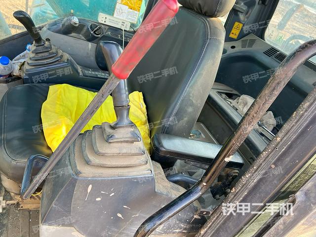 座椅左側控制臺/音響/含左手柄(駕駛室部分) 座椅左側控制臺/音響/含左手柄(駕駛室部分)