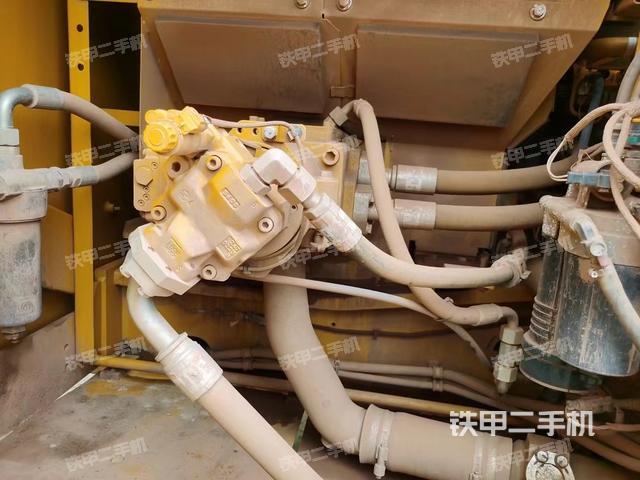 液压泵舱室正面整体（整机外观）