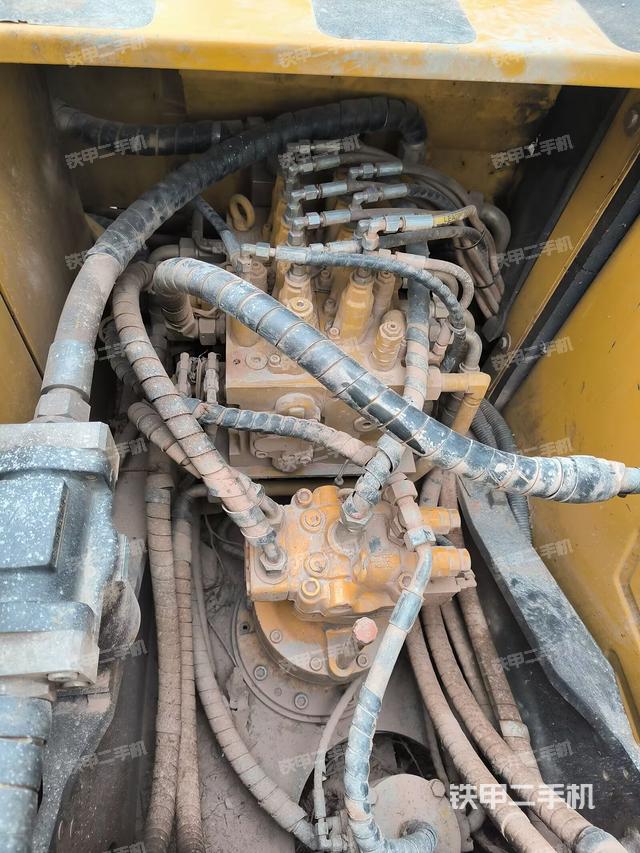 回转马达和主控阀（整机外观）