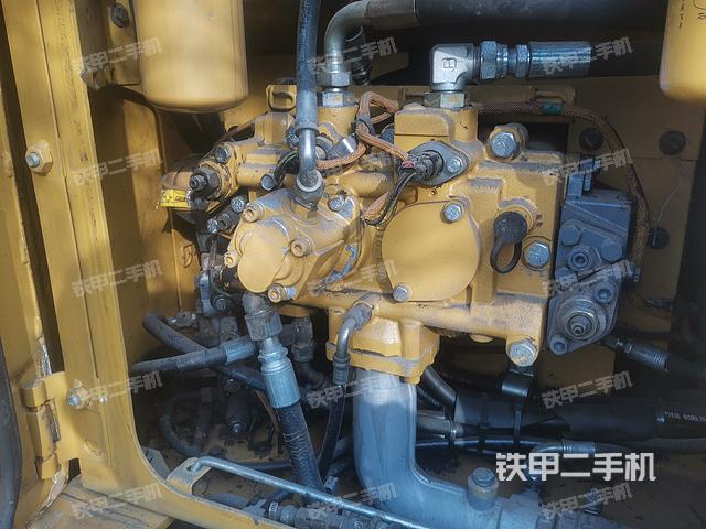 液压泵舱室正面整体（整机外观）