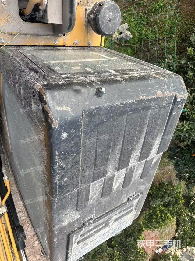 駕駛室頂部(整機(jī)外觀) 駕駛室頂部(整機(jī)外觀)