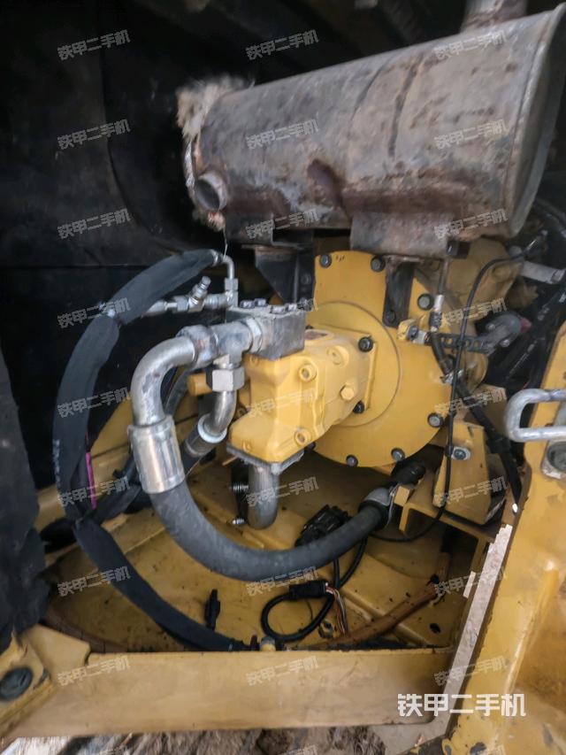 液壓泵艙室正面整體（整機外觀）