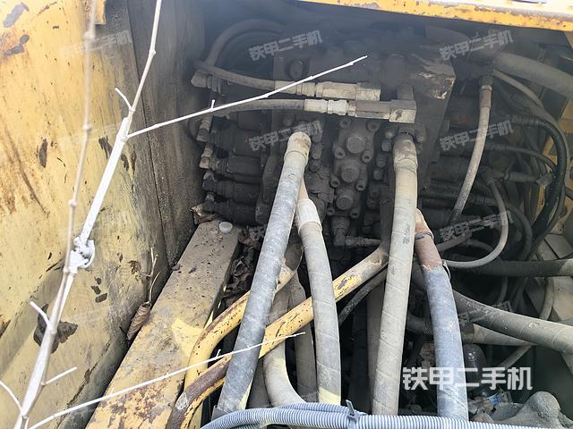 回轉(zhuǎn)馬達(dá)和主控閥（整機(jī)外觀）