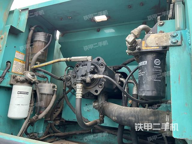 液壓泵艙室正面整體(整機外觀) 液壓泵艙室正面整體(整機外觀)