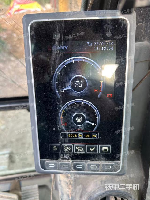 駕駛室整體(整機(jī)外觀) 駕駛室整體(整機(jī)外觀)