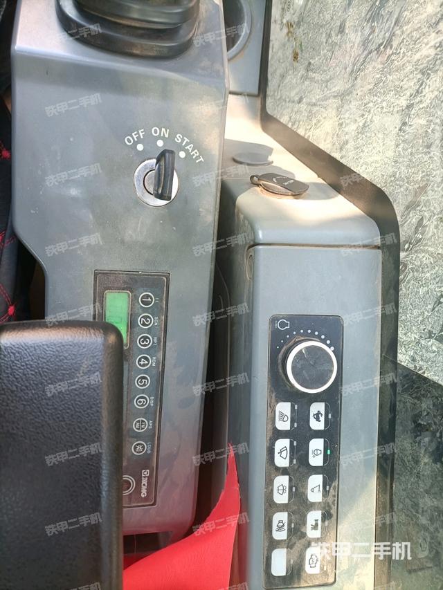 座椅右側(cè)控制臺(tái)/鑰匙門(mén)/油門(mén)/含右手柄(駕駛室部分) 座椅右側(cè)控制臺(tái)/鑰匙門(mén)/油門(mén)/含右手柄(駕駛室部分)