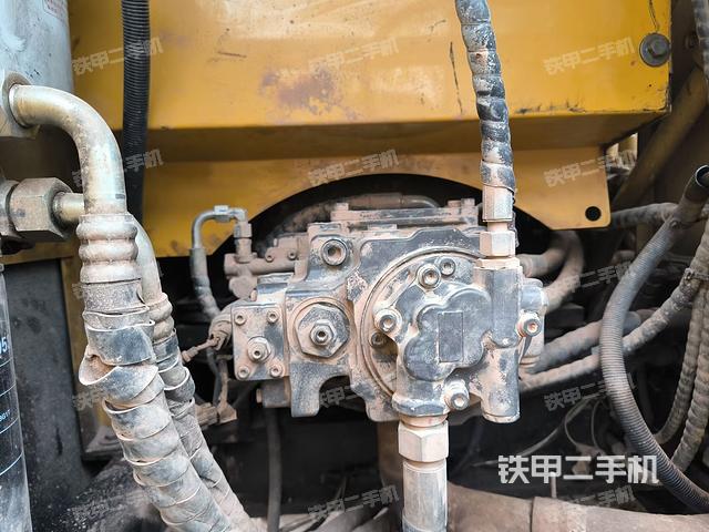 液压泵舱室正面整体（整机外观）