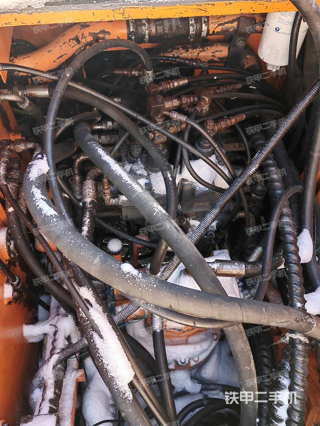 回转马达和主控阀（整机外观）