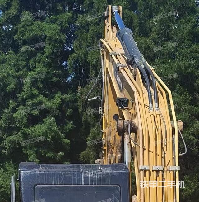 駕駛室頂部(整機(jī)外觀) 駕駛室頂部(整機(jī)外觀)