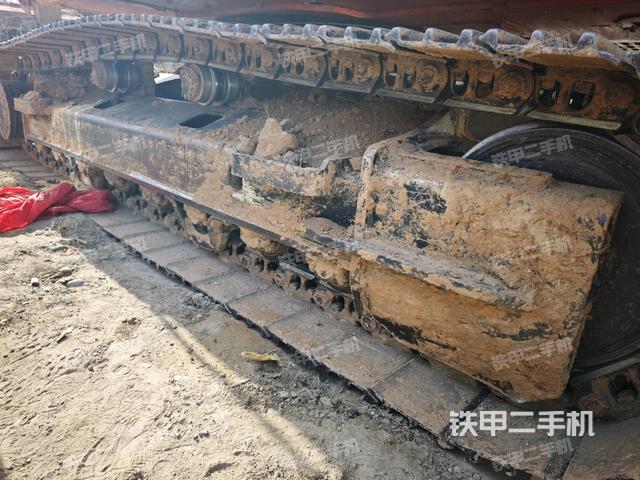單側(cè)履帶整體(整機(jī)外觀) 單側(cè)履帶整體(整機(jī)外觀)