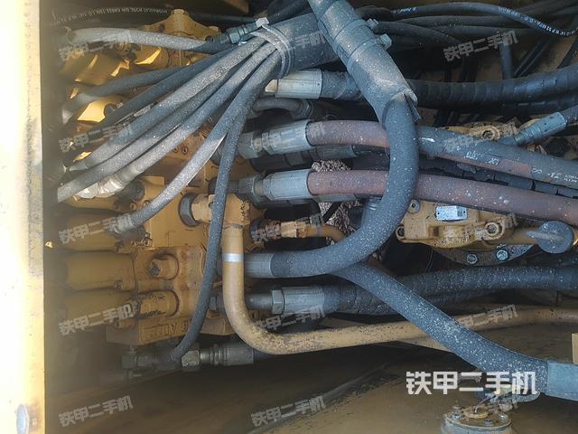 回转马达和主控阀（整机外观）