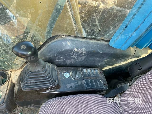 座椅右側(cè)控制臺(tái)/鑰匙門/油門/含右手柄(駕駛室部分) 座椅右側(cè)控制臺(tái)/鑰匙門/油門/含右手柄(駕駛室部分)