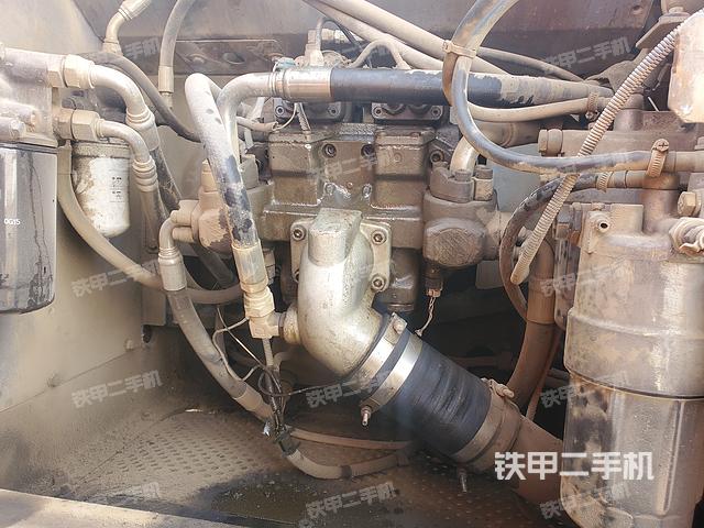 液压泵舱室正面整体（整机外观）